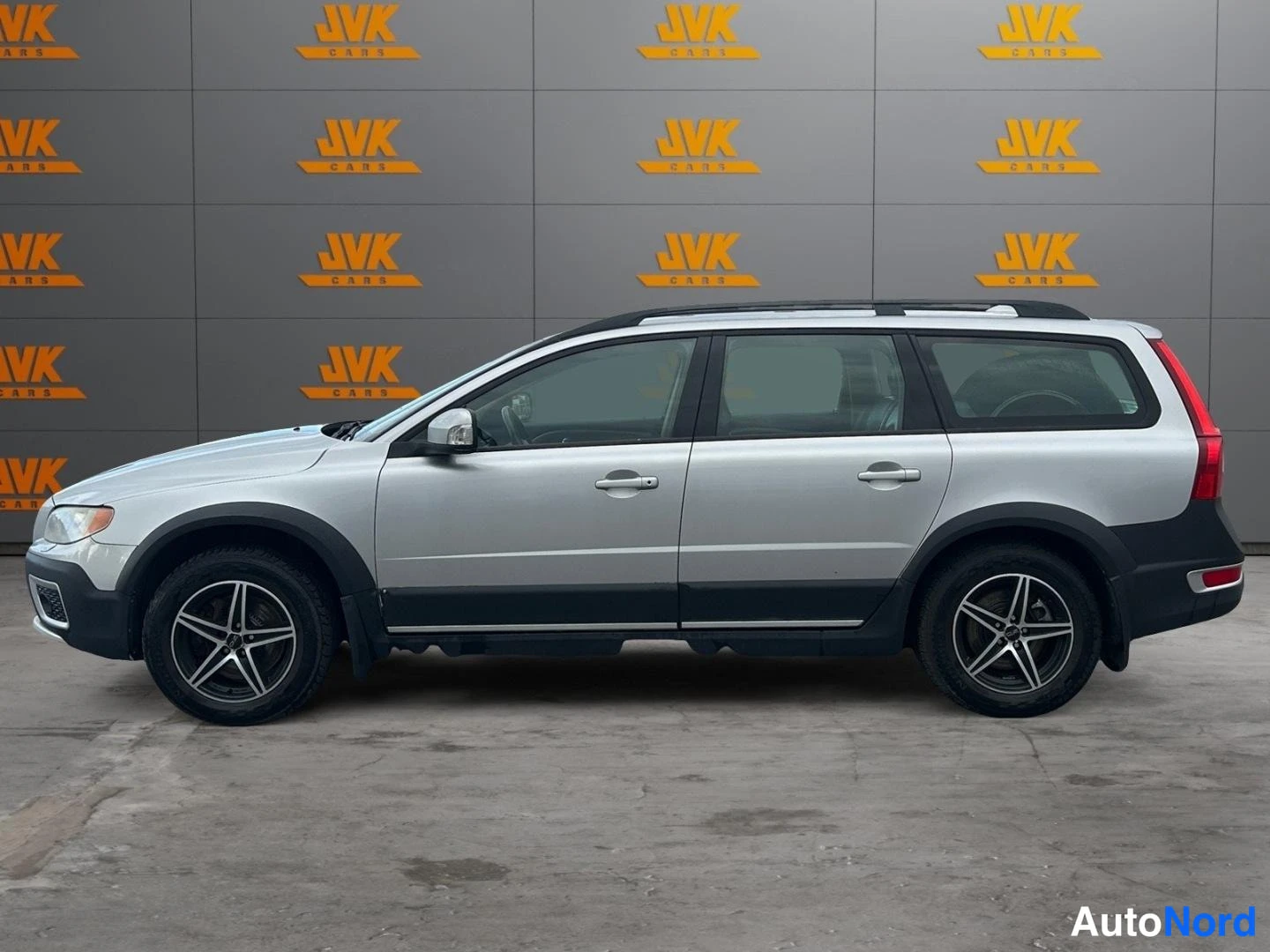 Grey Volvo XC70 2008, front three-quarter, nose to the left, photo 2