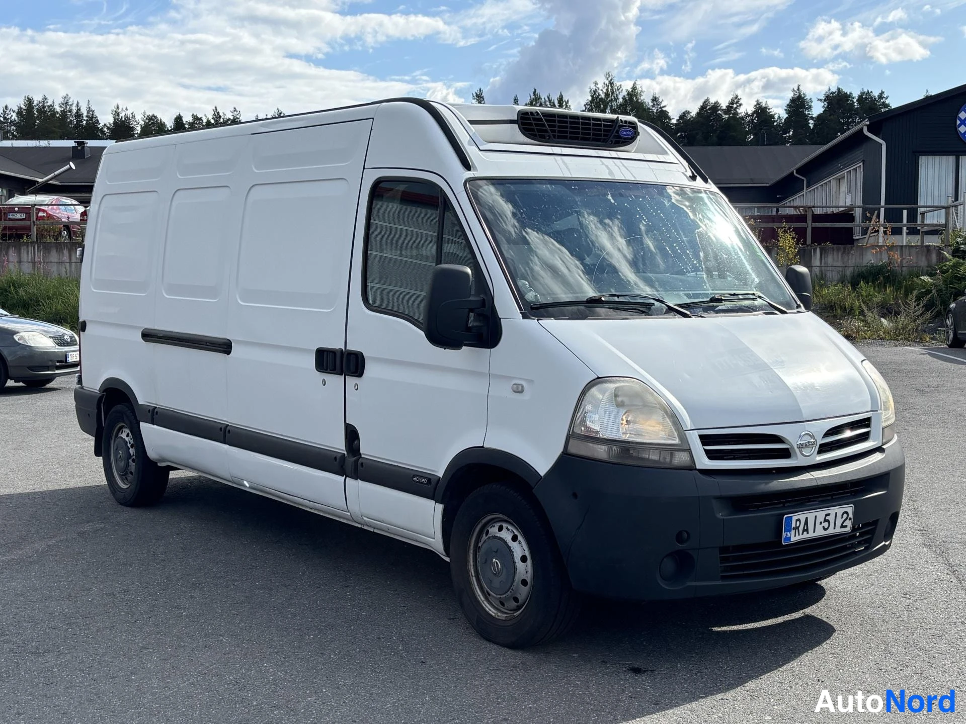 White Nissan Interstar 2008, front three-quarter, nose to the right, photo 2