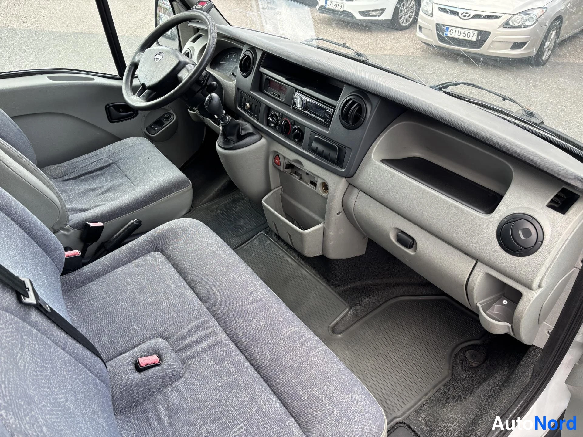 White Nissan Interstar 2008, cockpit, photo 6