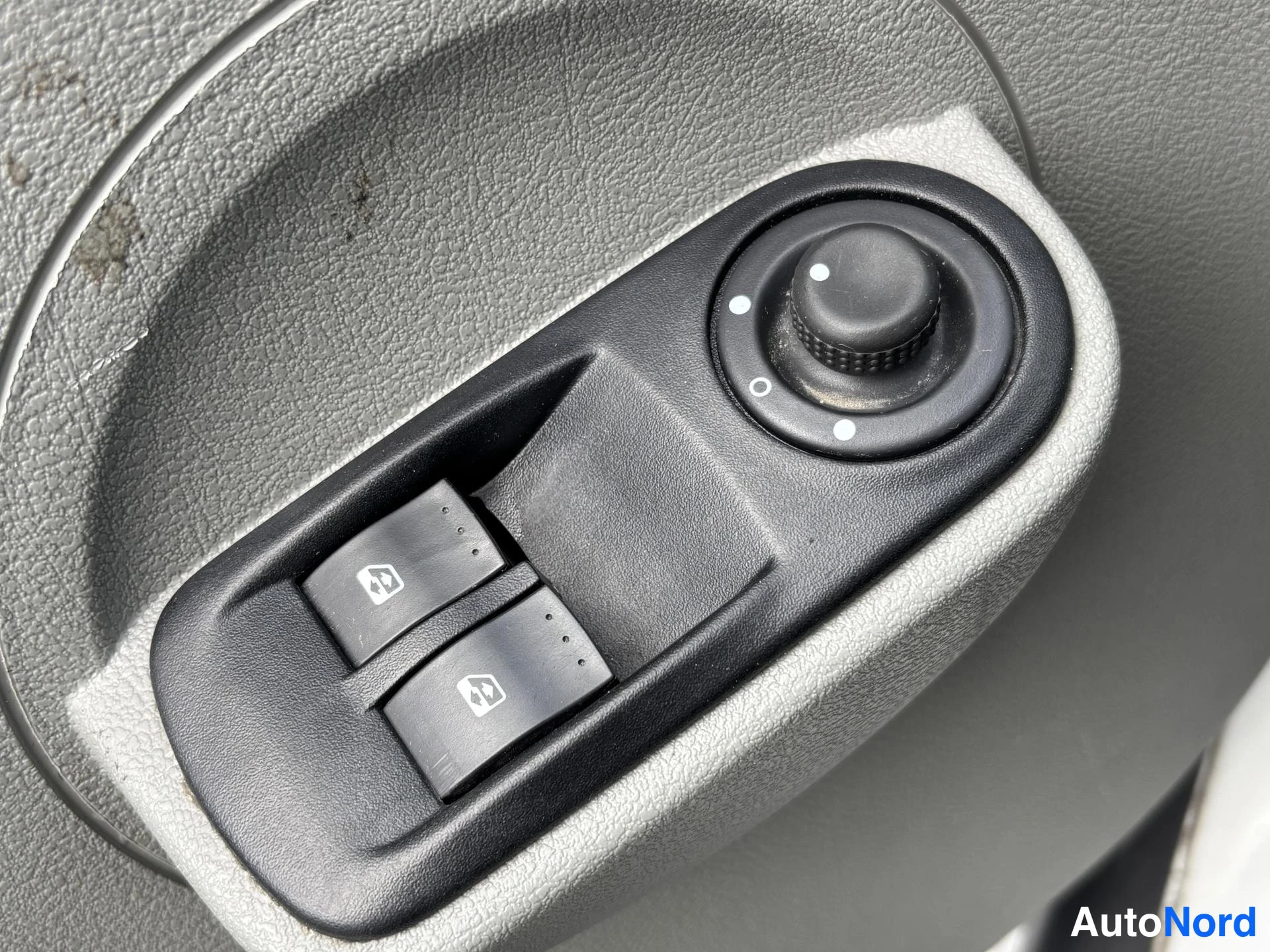 White Nissan Interstar 2008, detail, photo 10