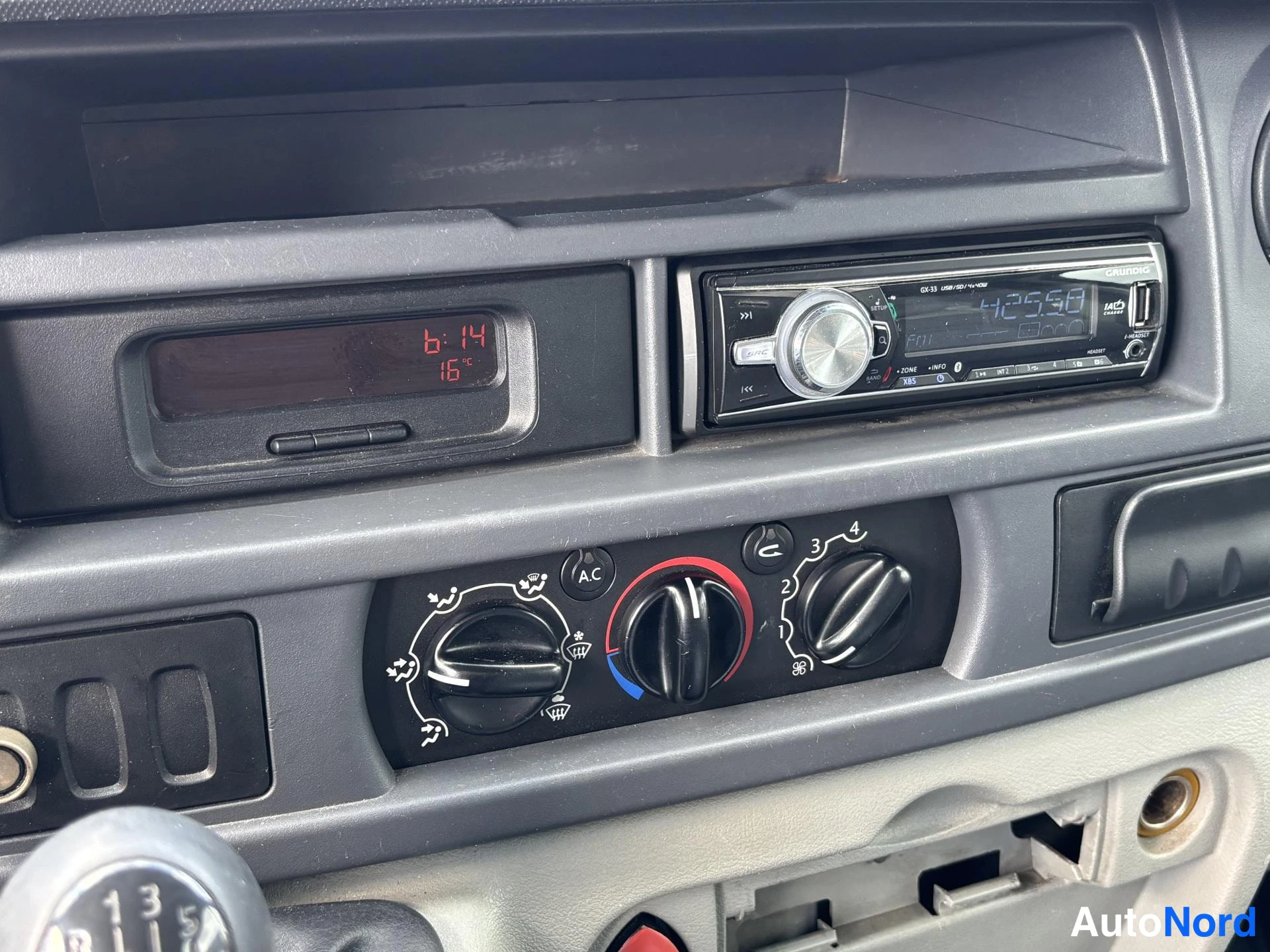 White Nissan Interstar 2008, detail, photo 11