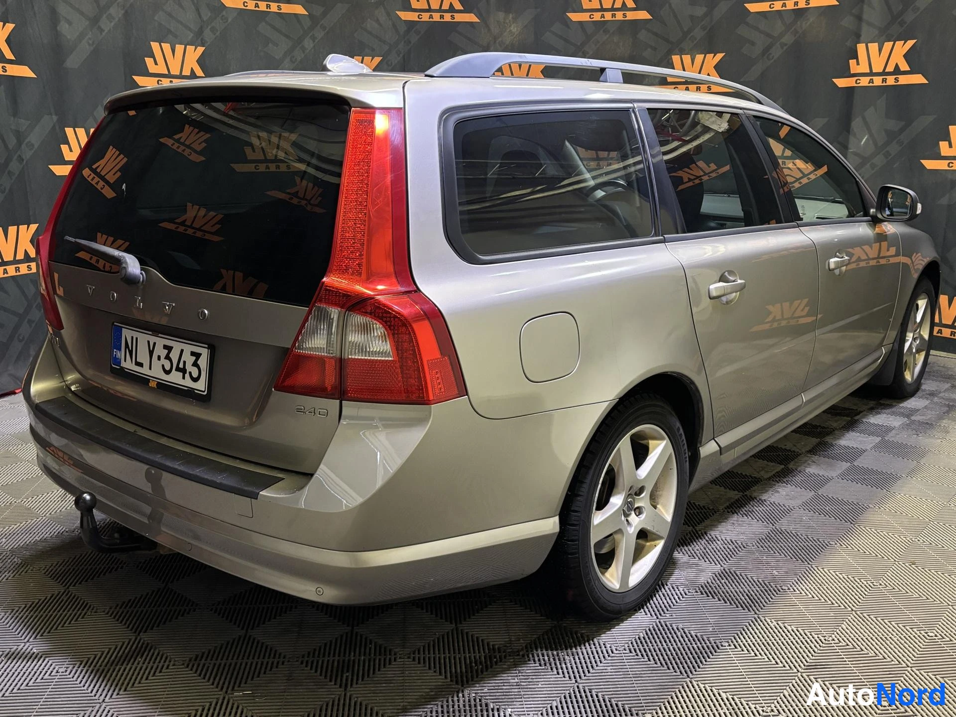 Beige Volvo V70 2008, rear three-quarter, photo 3