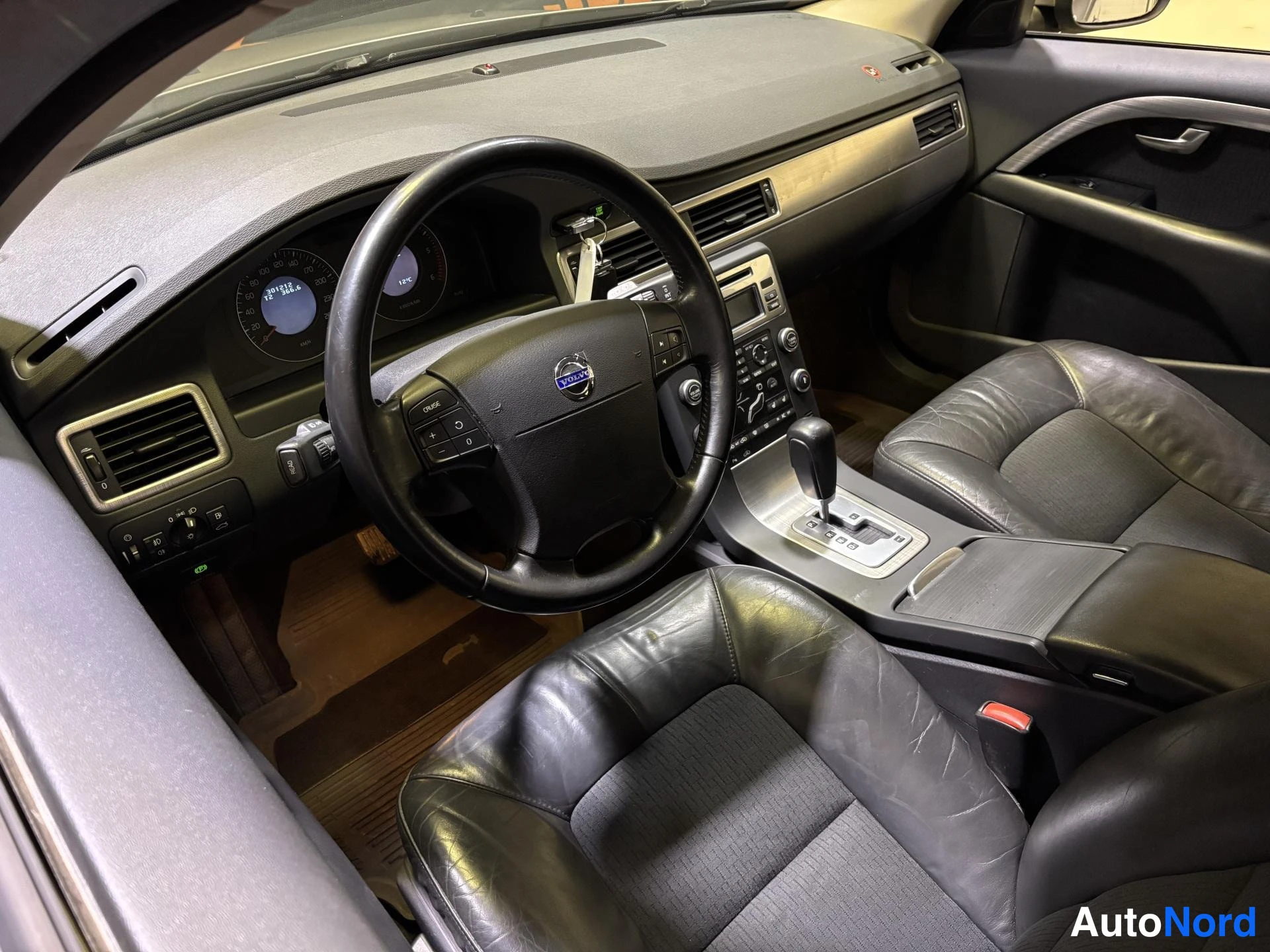 Beige Volvo V70 2008, cockpit, photo 5