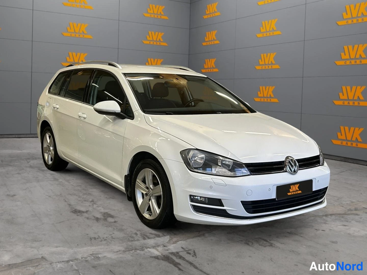 White Volkswagen Golf 2014, front three-quarter, nose to the right, photo 2