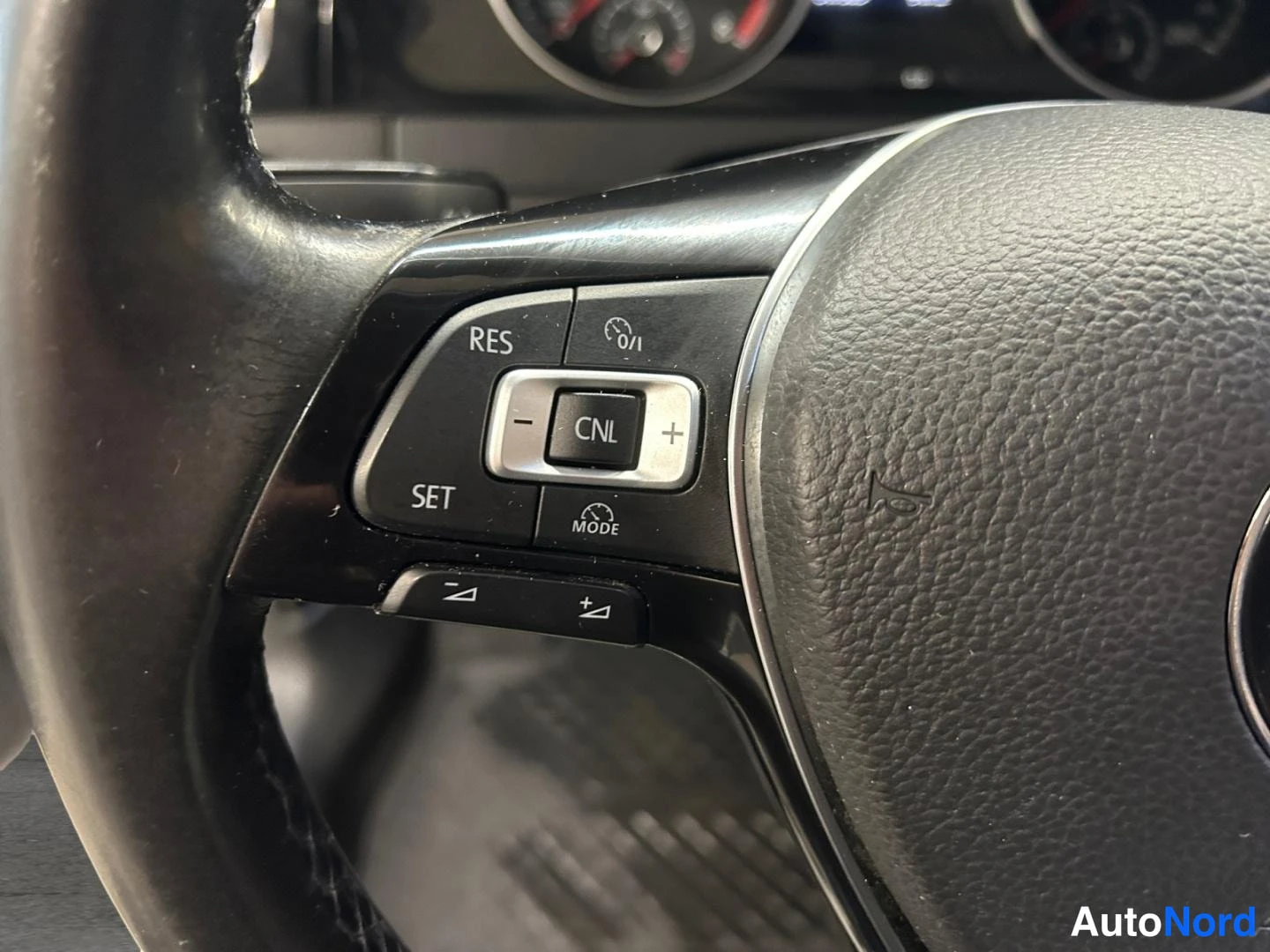 White Volkswagen Golf 2014, detail, photo 12