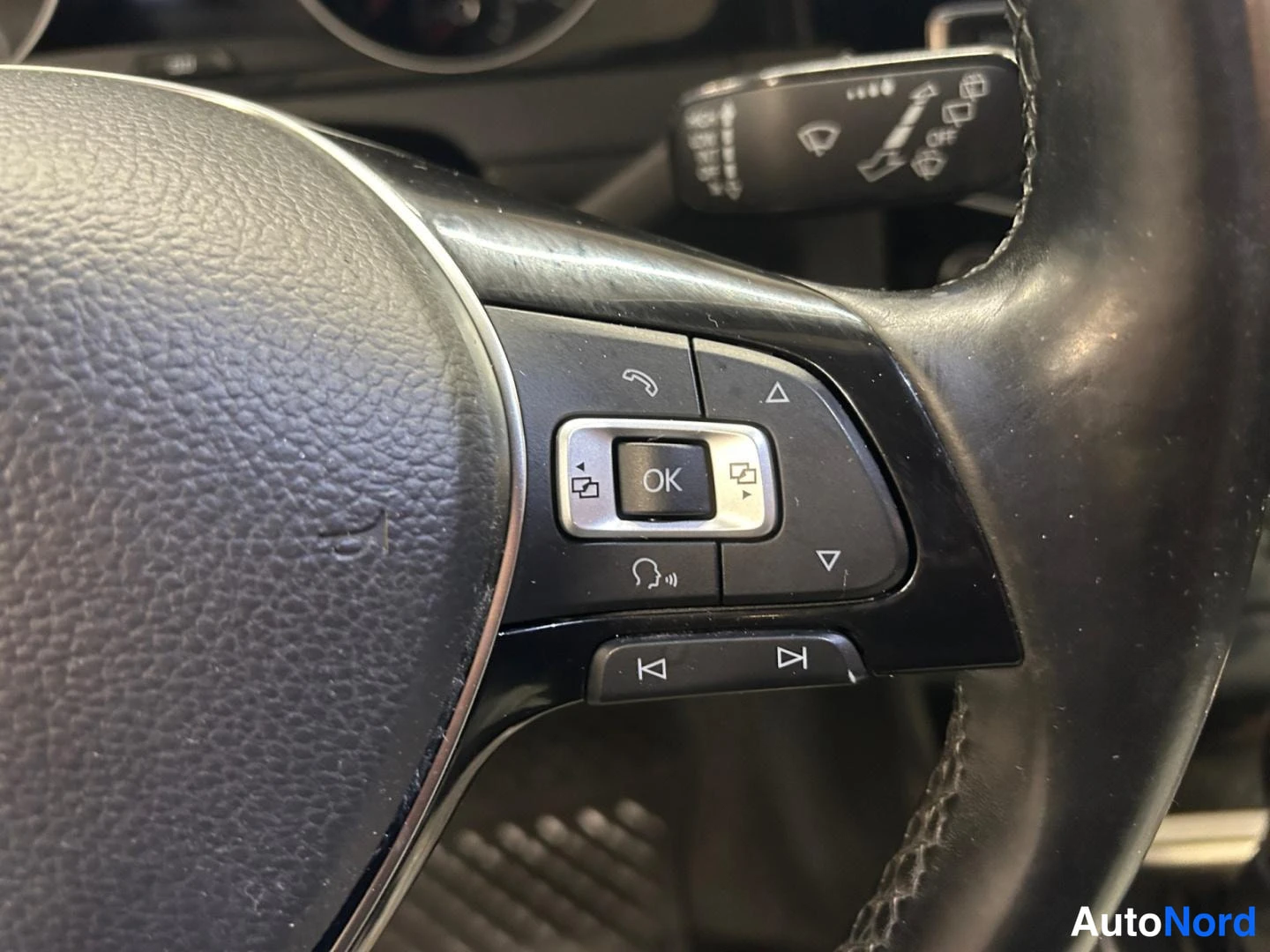 White Volkswagen Golf 2014, detail, photo 13