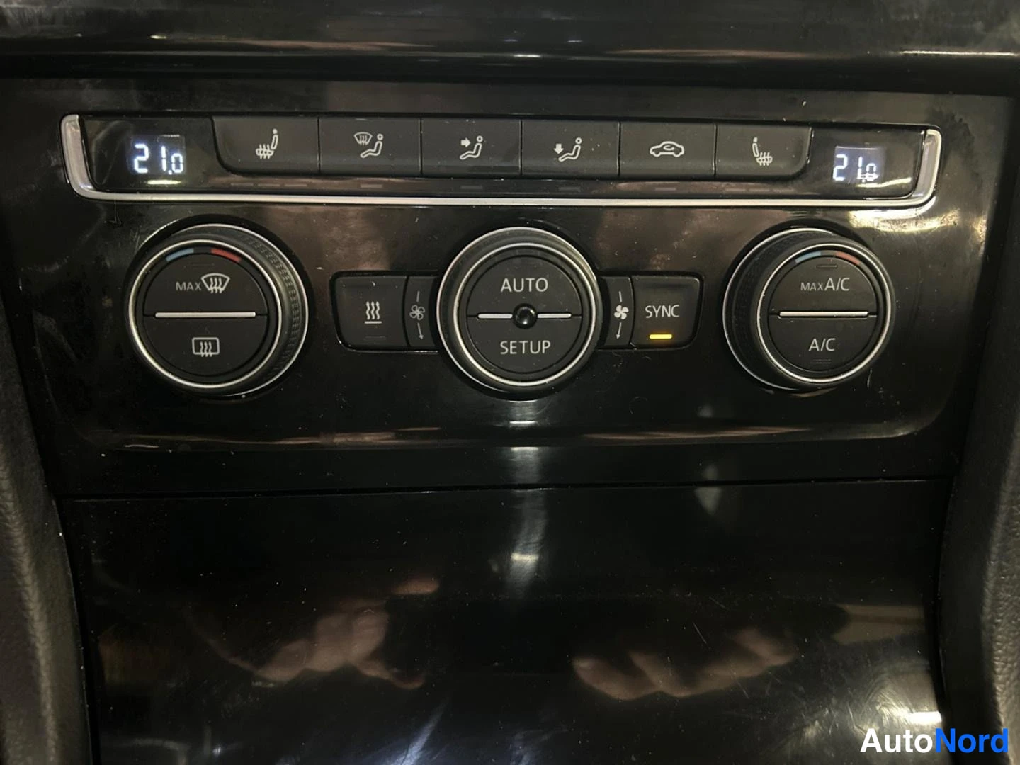 White Volkswagen Golf 2014, detail, photo 15