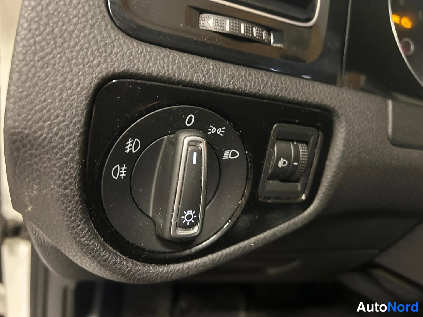 White Volkswagen Golf 2014, detail, photo 16