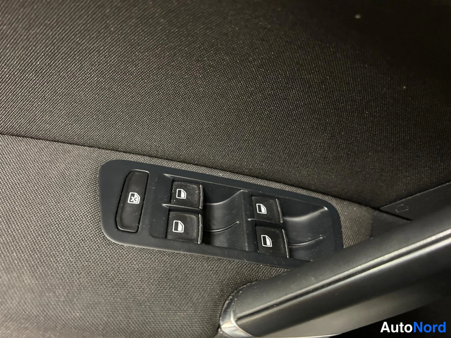 White Volkswagen Golf 2014, detail, photo 17