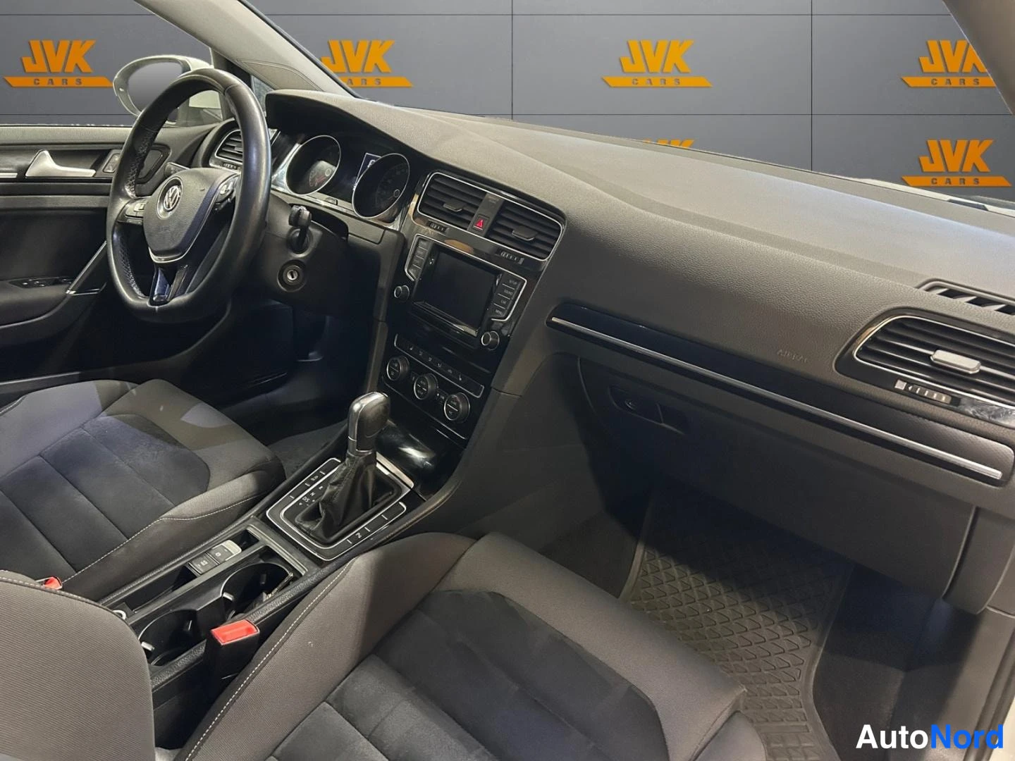 White Volkswagen Golf 2014, cockpit, photo 9