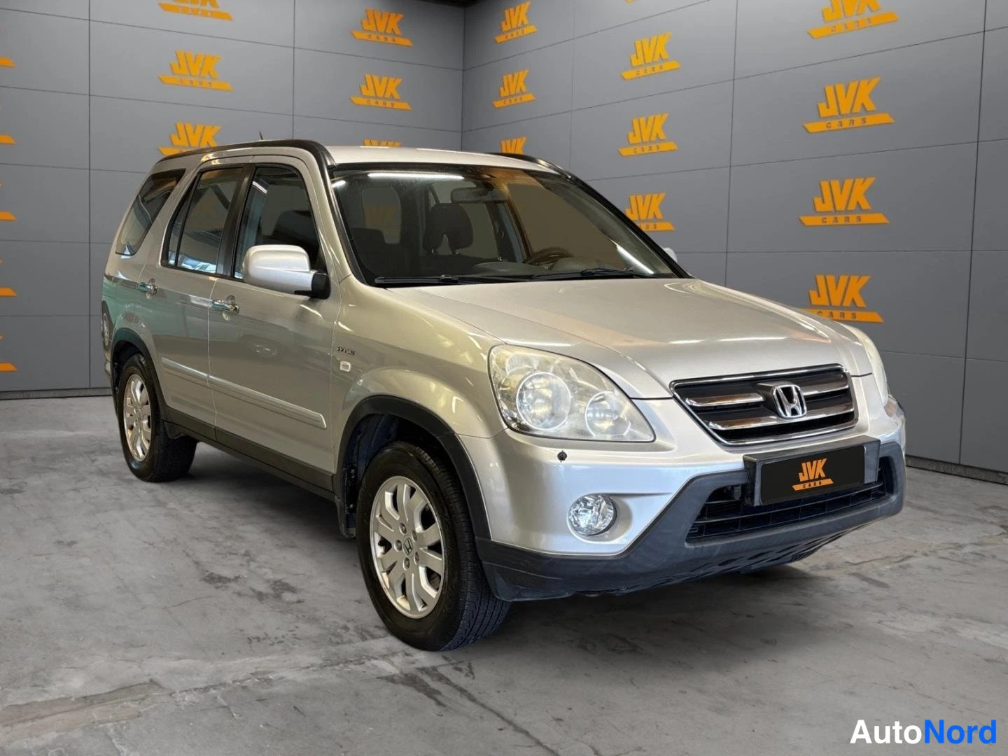 Grey Honda CR-V 2005, front three-quarter, nose to the right, photo 3