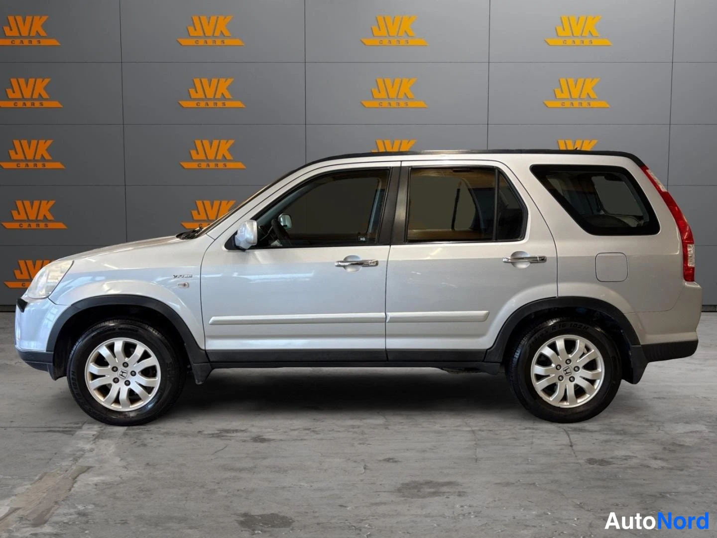Grey Honda CR-V 2005, front three-quarter, nose to the left, photo 2