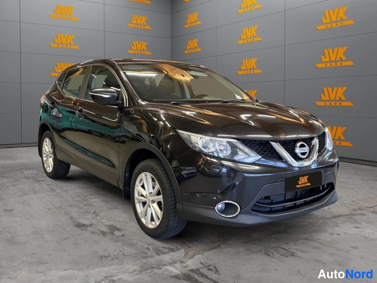 Musta Nissan Qashqai 2014, etuviisto, keula oikealle, kuva 2