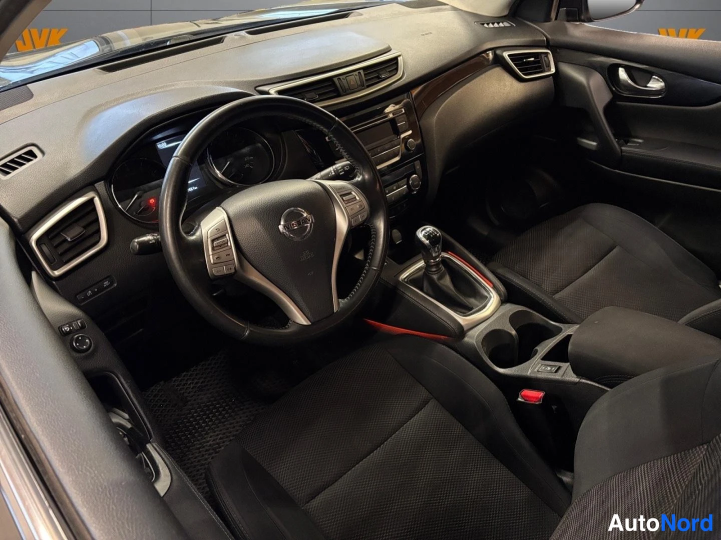 Musta Nissan Qashqai 2014, ohjaamo, kuva 7