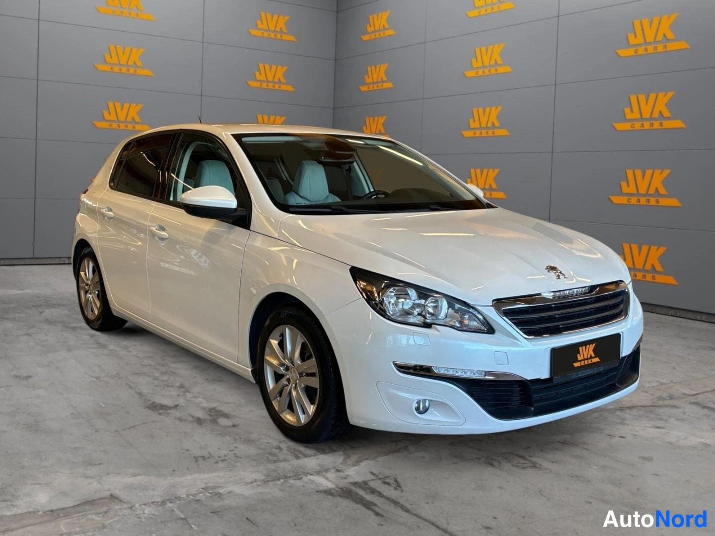 White Peugeot 308 2014, front three-quarter, nose to the right, photo 3
