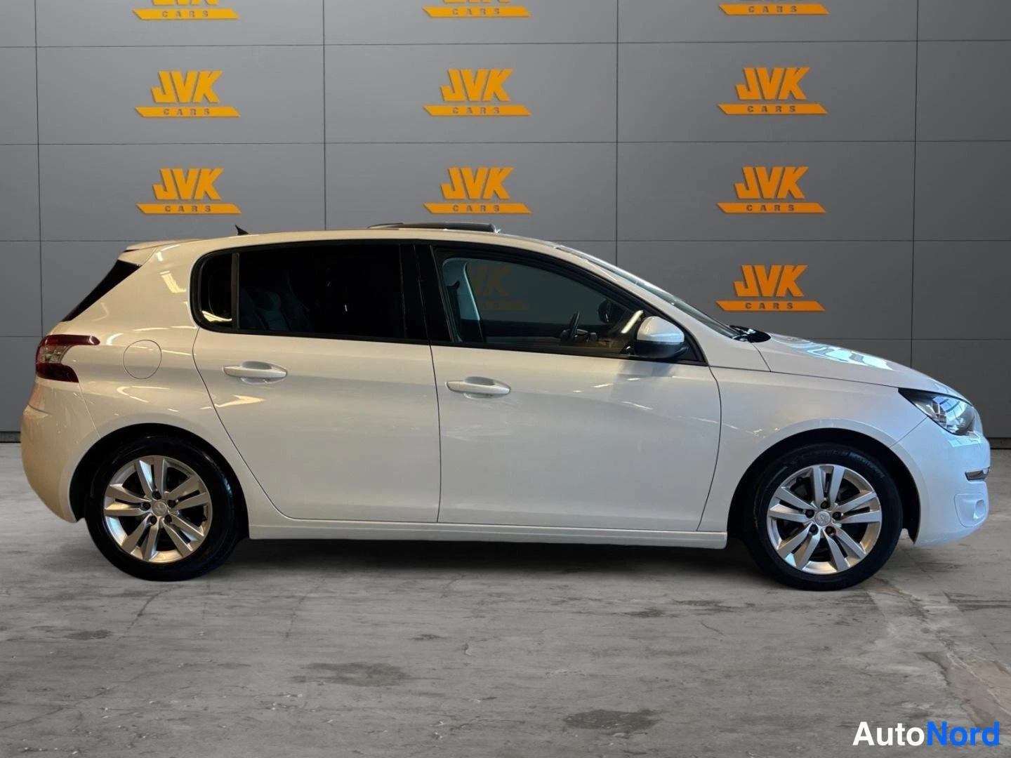 White Peugeot 308 2014, front three-quarter, nose to the right, photo 4