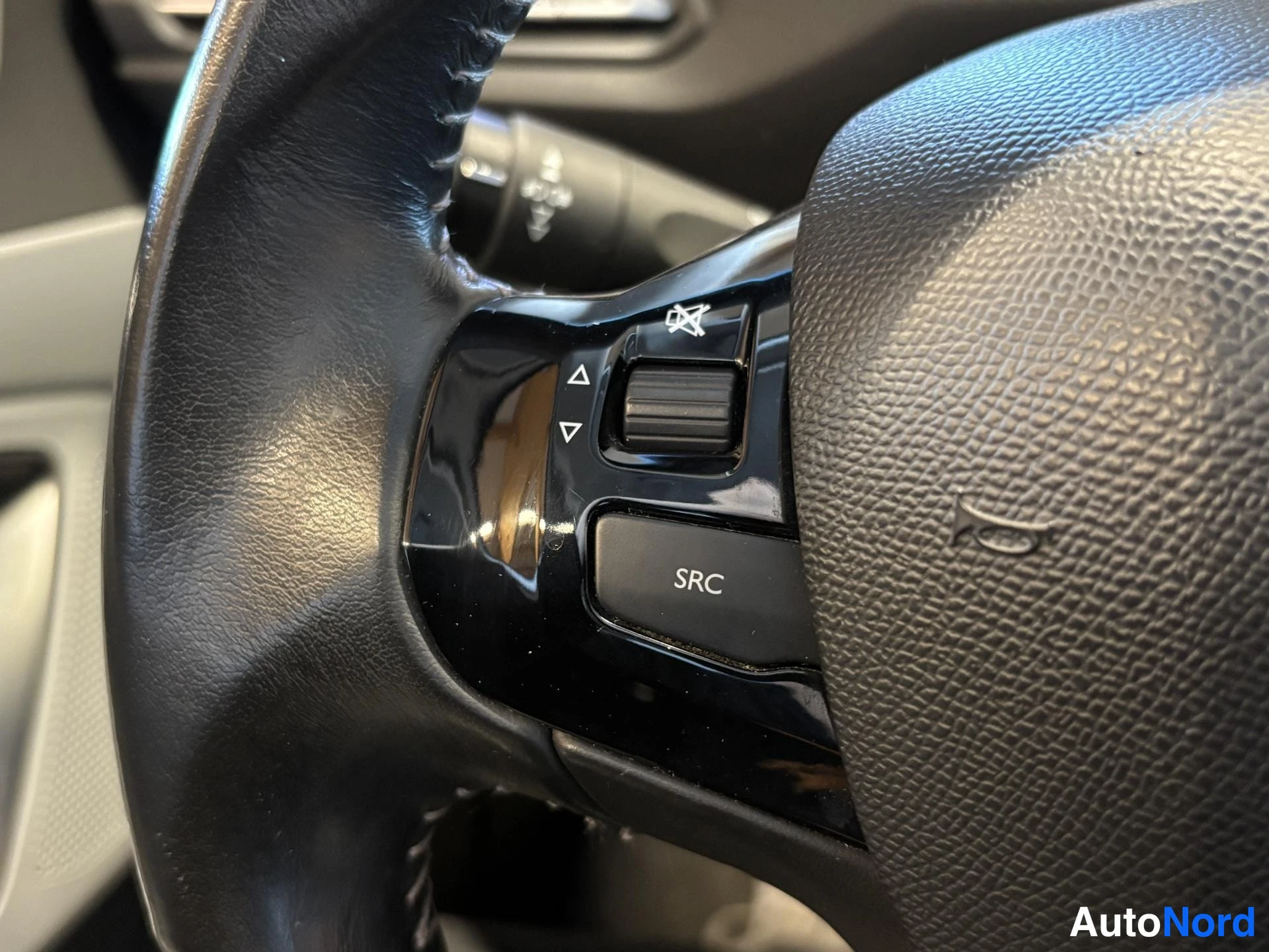 White Peugeot 308 2014, detail, photo 12