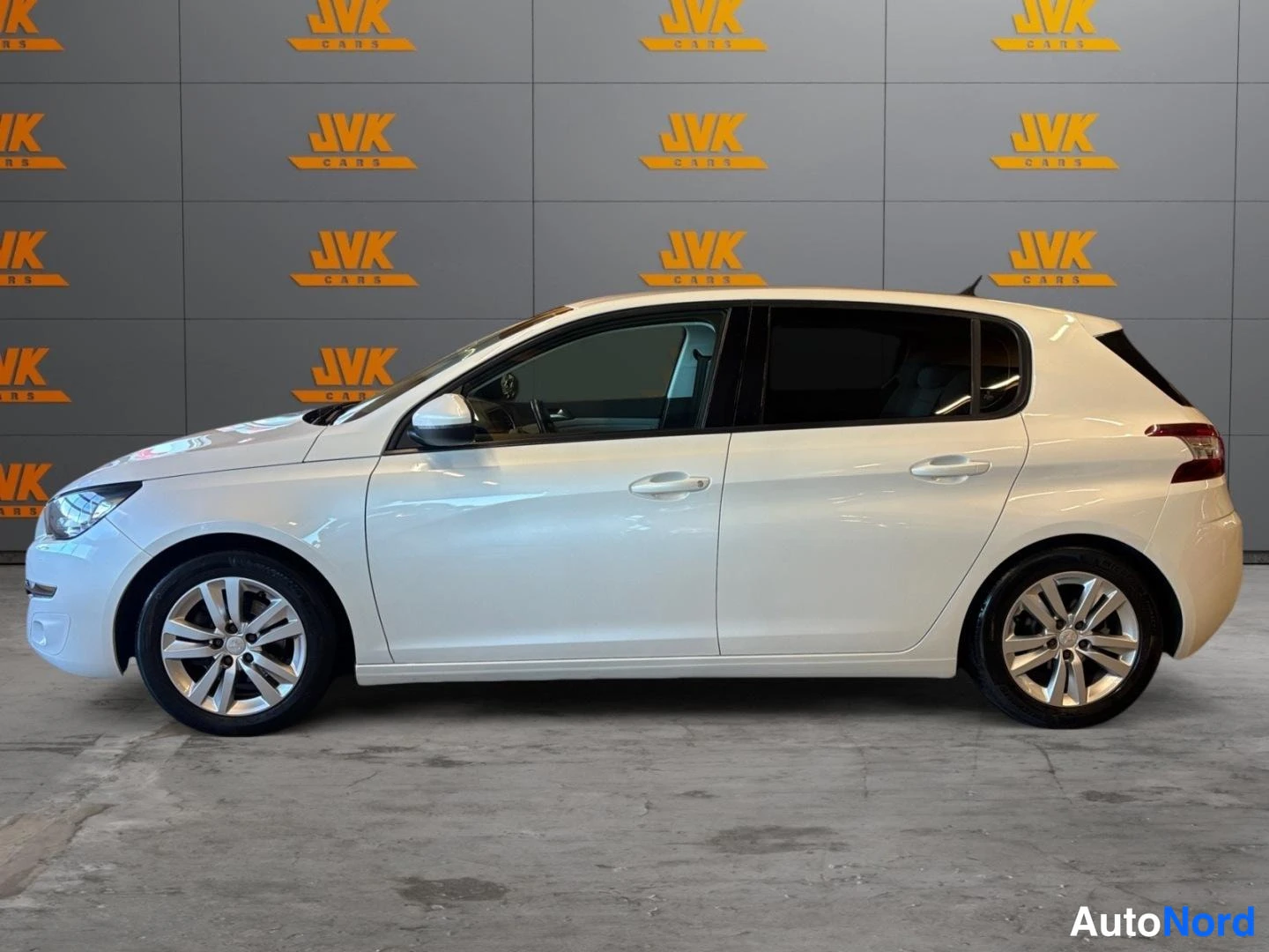 White Peugeot 308 2014, front three-quarter, nose to the left, photo 2
