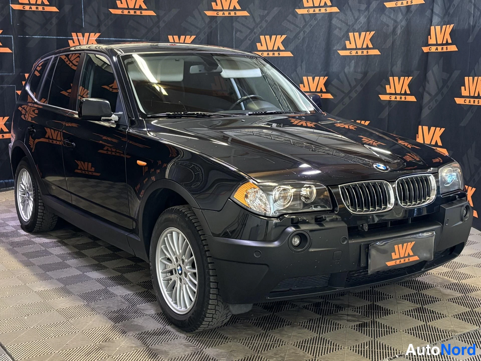 Black BMW X3 2006, front three-quarter, nose to the right, photo 2