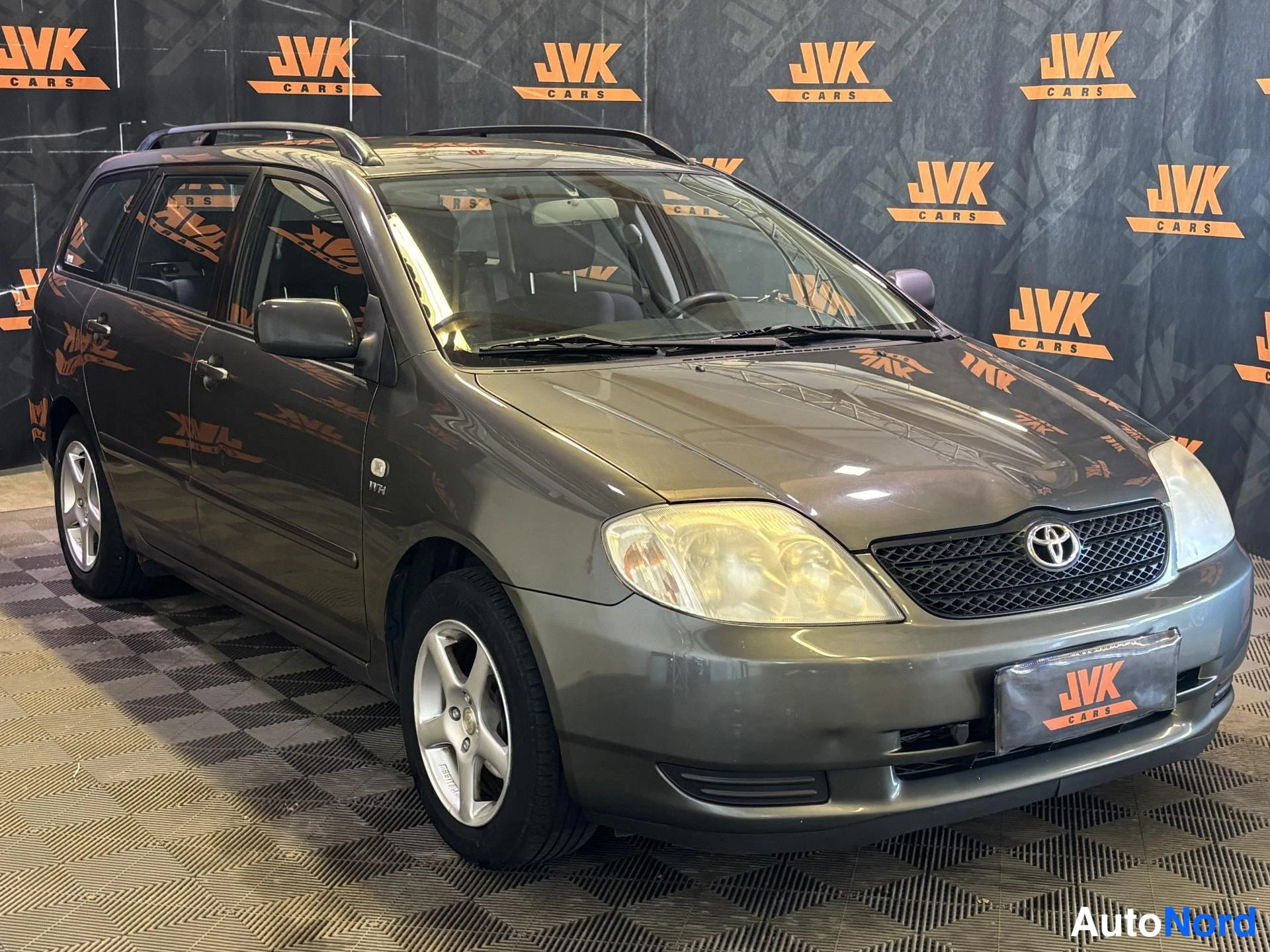 Grey Toyota Corolla 2002, front three-quarter, nose to the right, photo 2