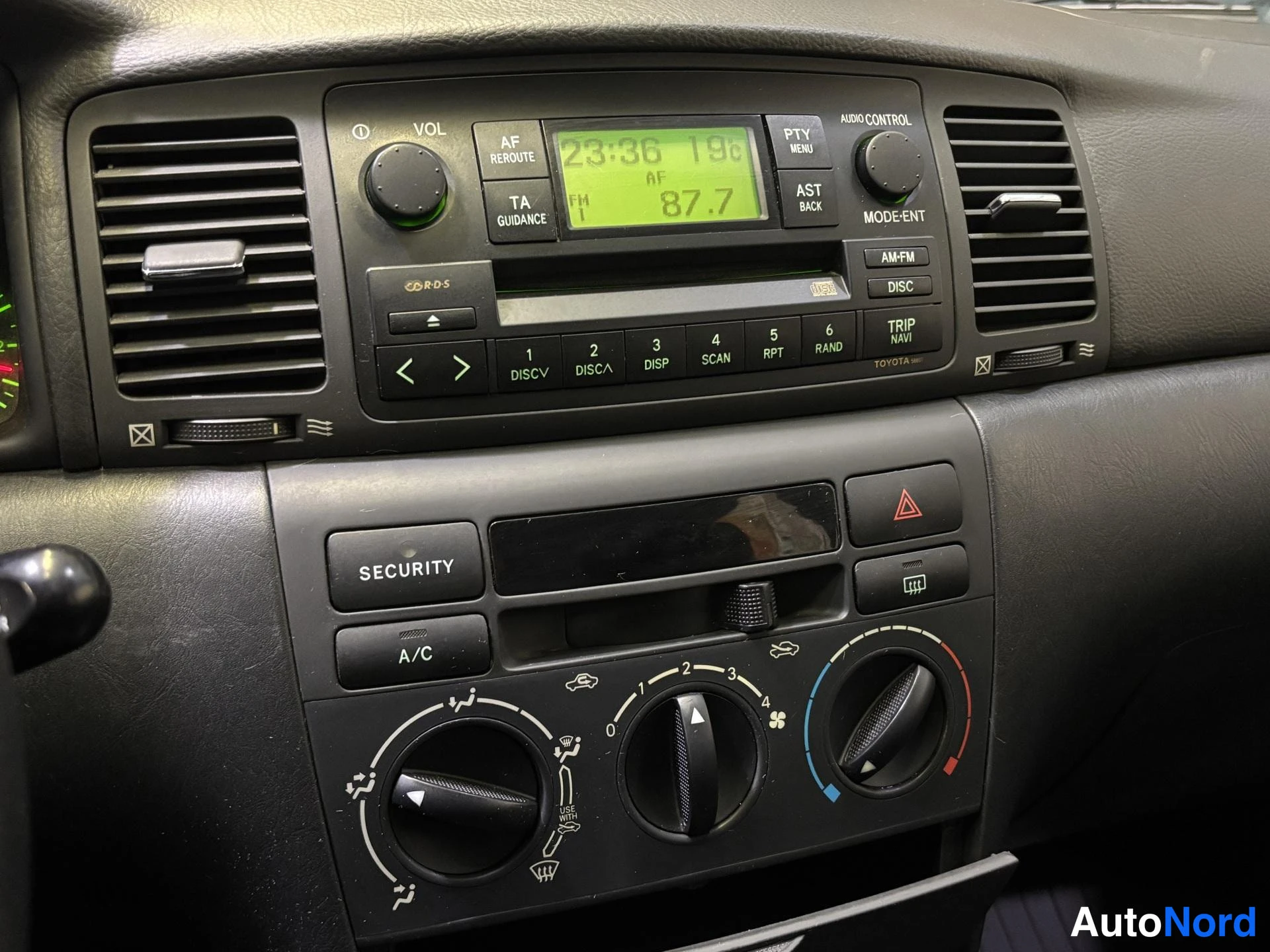 Grey Toyota Corolla 2002, detail, photo 11