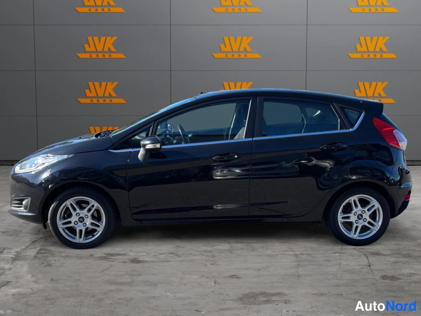 Black Ford Fiesta 2015, front three-quarter, nose to the left, photo 2