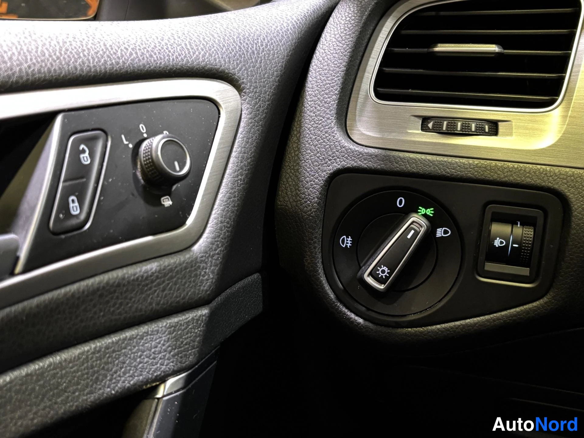 White Volkswagen Golf 2015, detail, photo 19