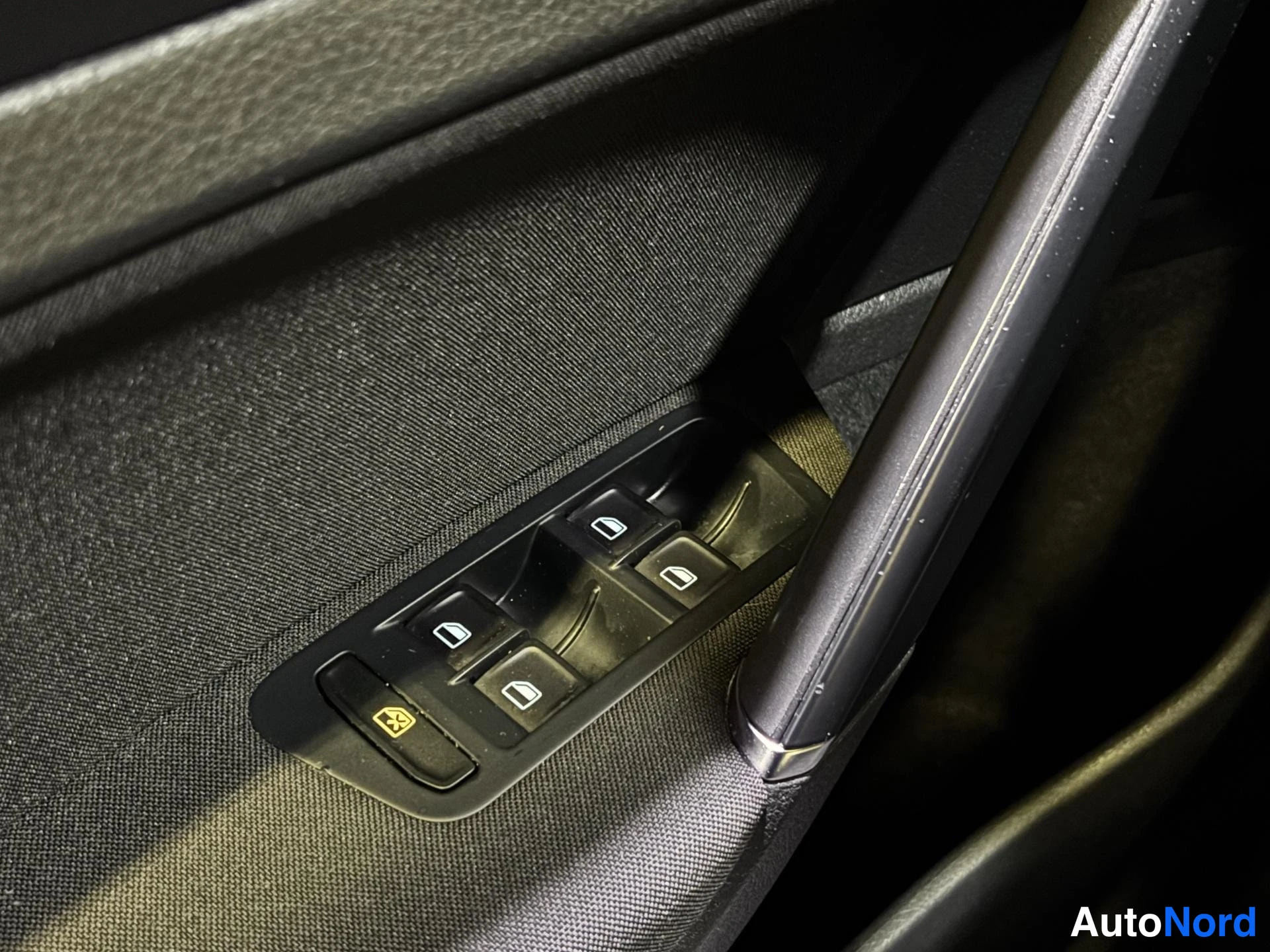White Volkswagen Golf 2015, detail, photo 20