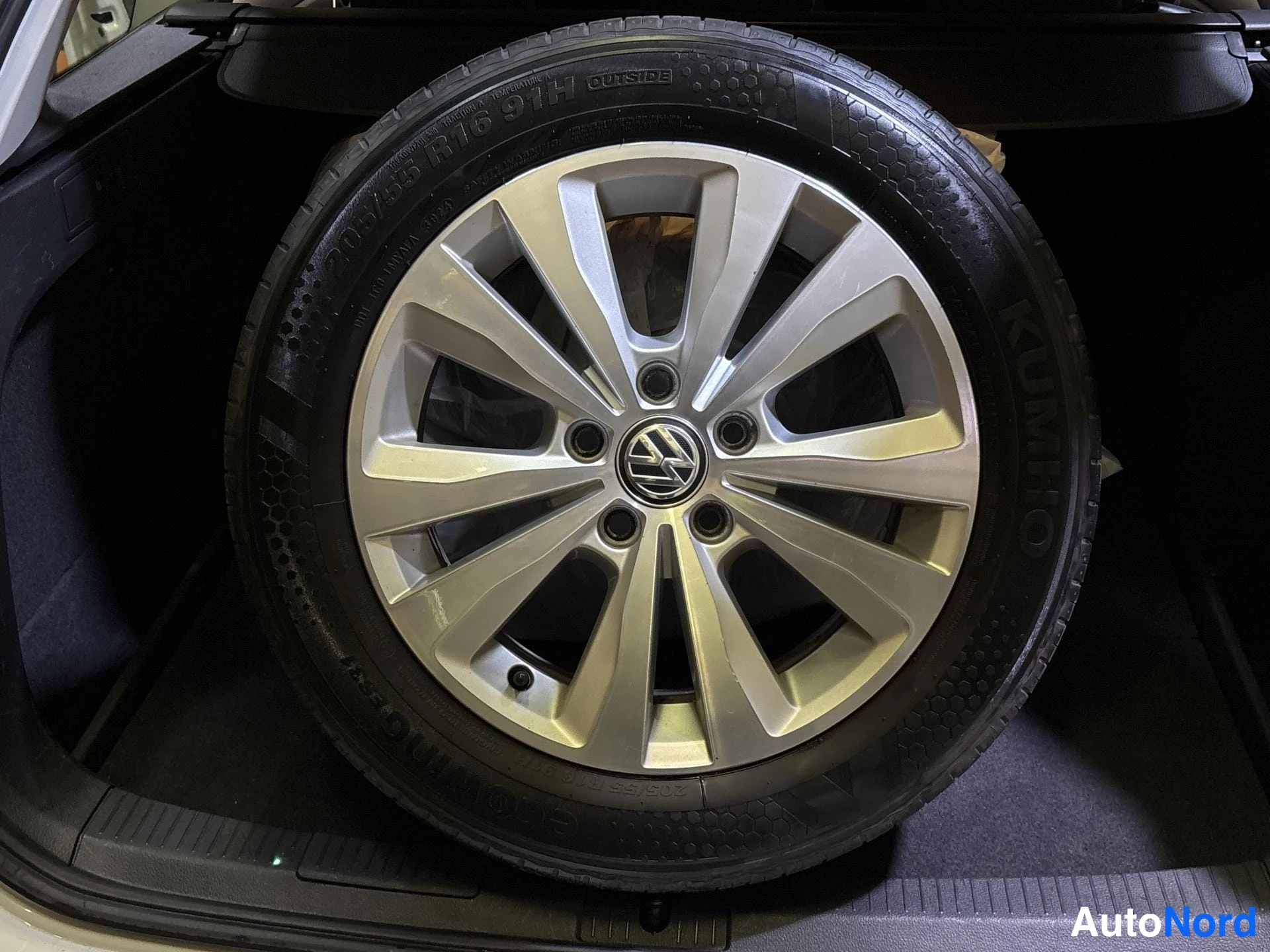 White Volkswagen Golf 2015, detail, photo 16