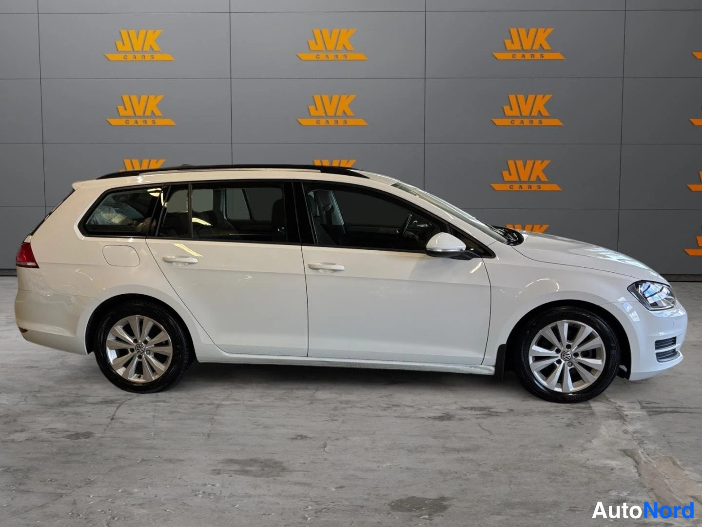 White Volkswagen Golf 2015, front three-quarter, nose to the right, photo 4