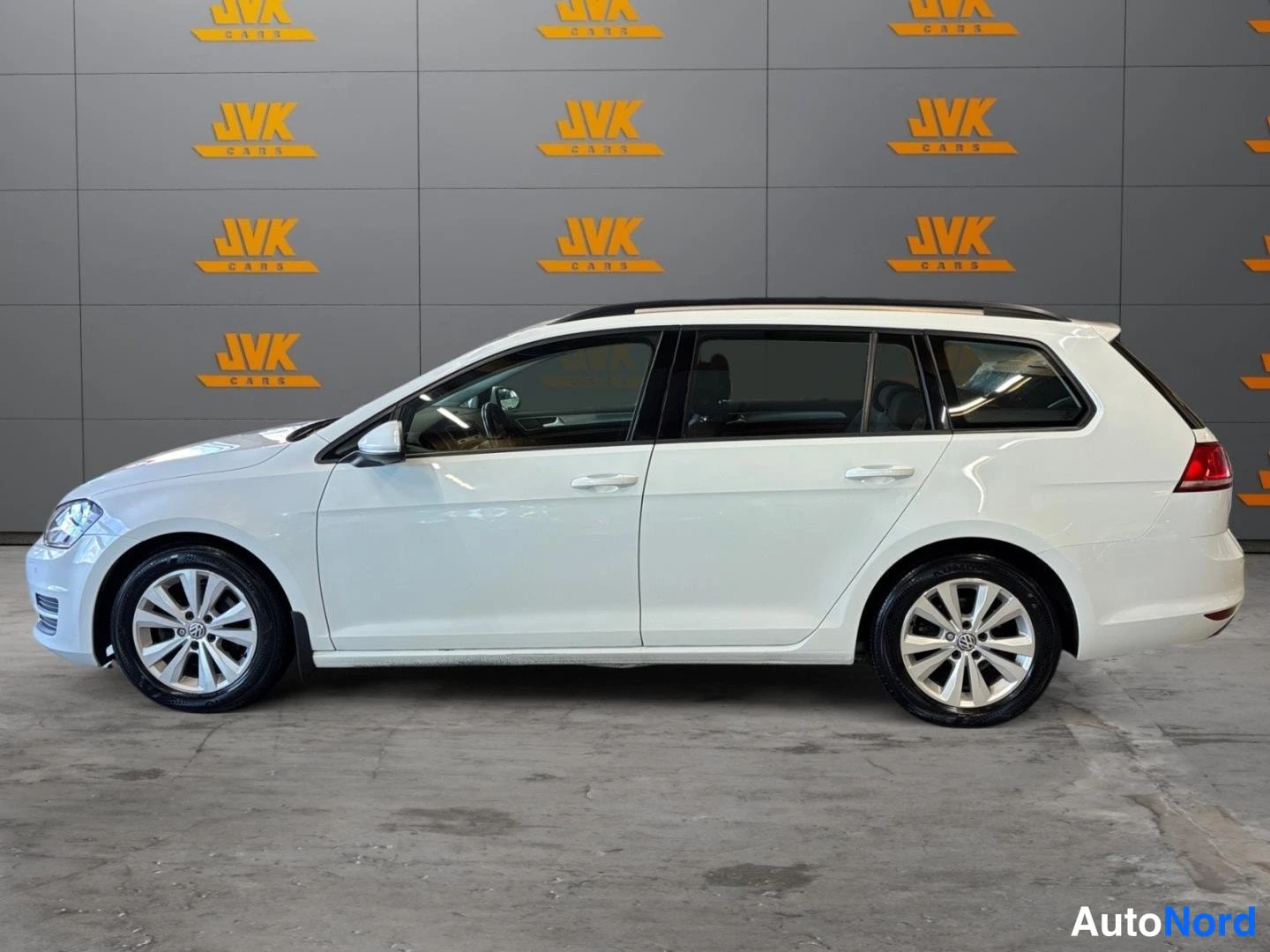 White Volkswagen Golf 2015, front three-quarter, nose to the left, photo 2