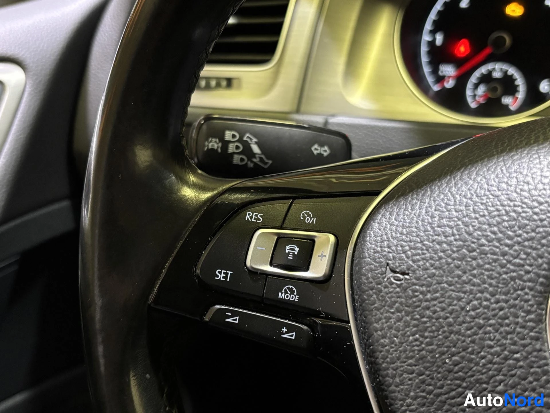 White Volkswagen Golf 2015, detail, photo 12
