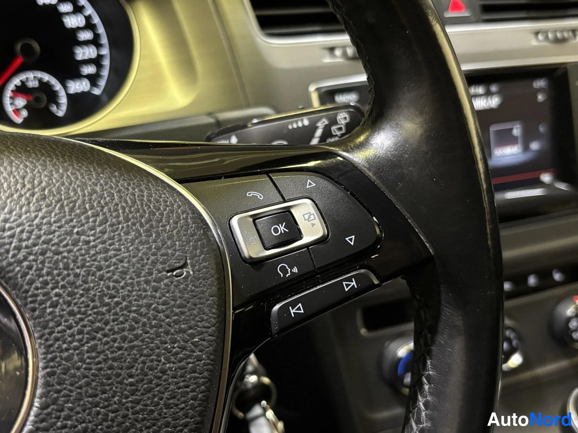 White Volkswagen Golf 2015, detail, photo 13
