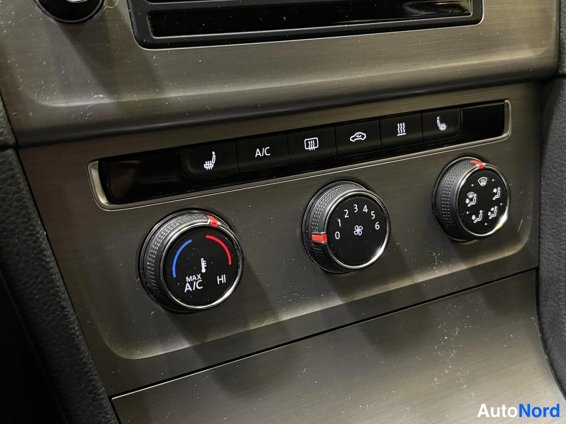 White Volkswagen Golf 2015, detail, photo 18