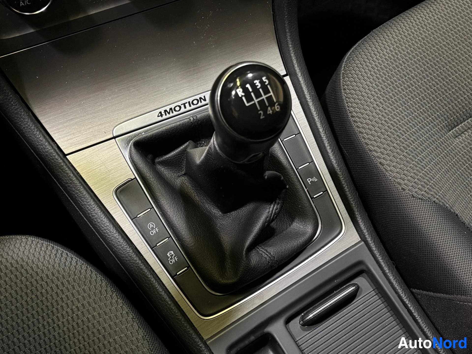White Volkswagen Golf 2015, detail, photo 15