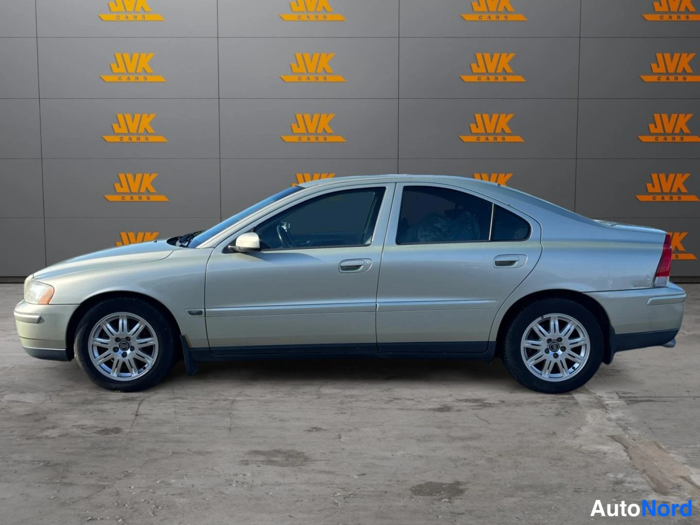 Green Volvo S60 2006, front three-quarter, nose to the left, photo 3