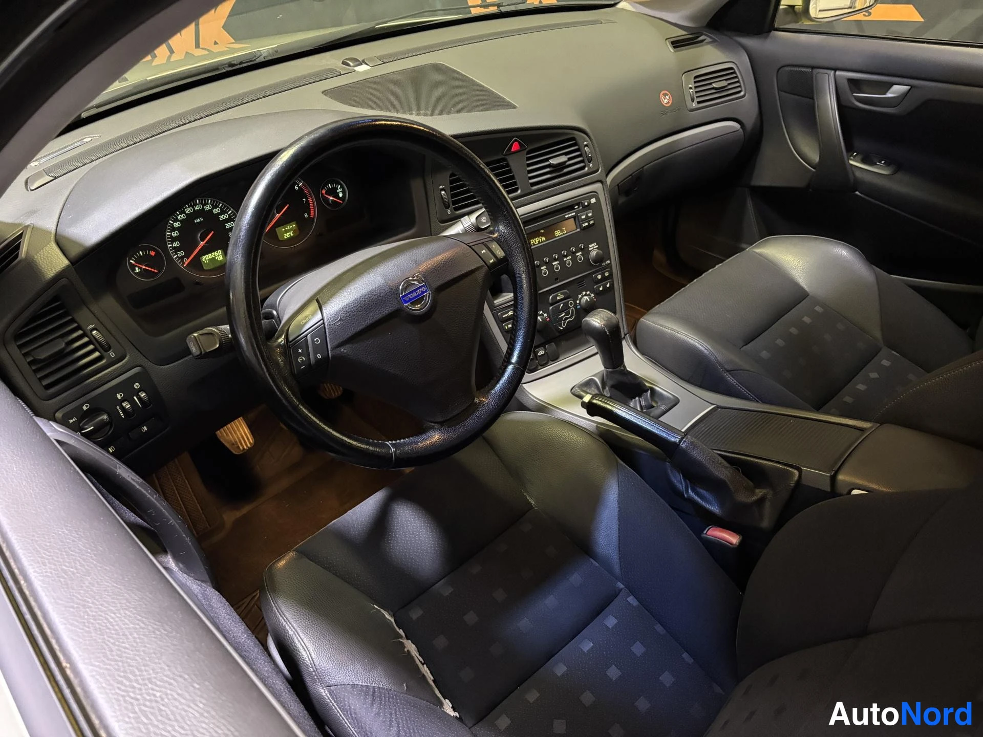 Green Volvo S60 2006, cockpit, photo 9