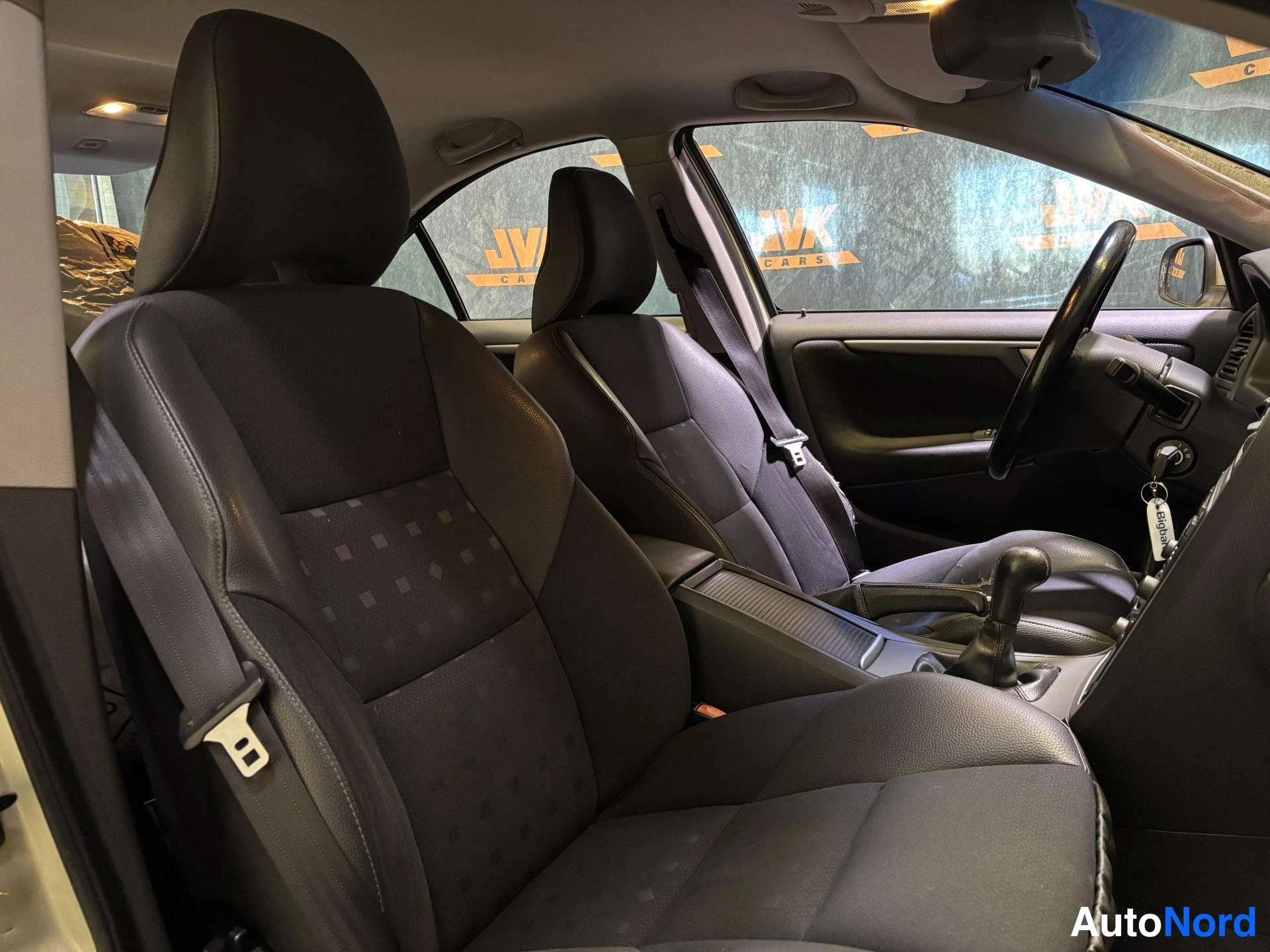 Green Volvo S60 2006, front seats, photo 10