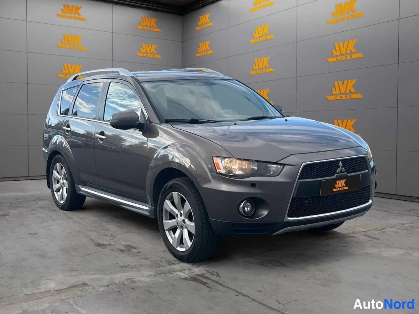 Grey Mitsubishi Outlander 2011, front three-quarter, nose to the right, photo 3