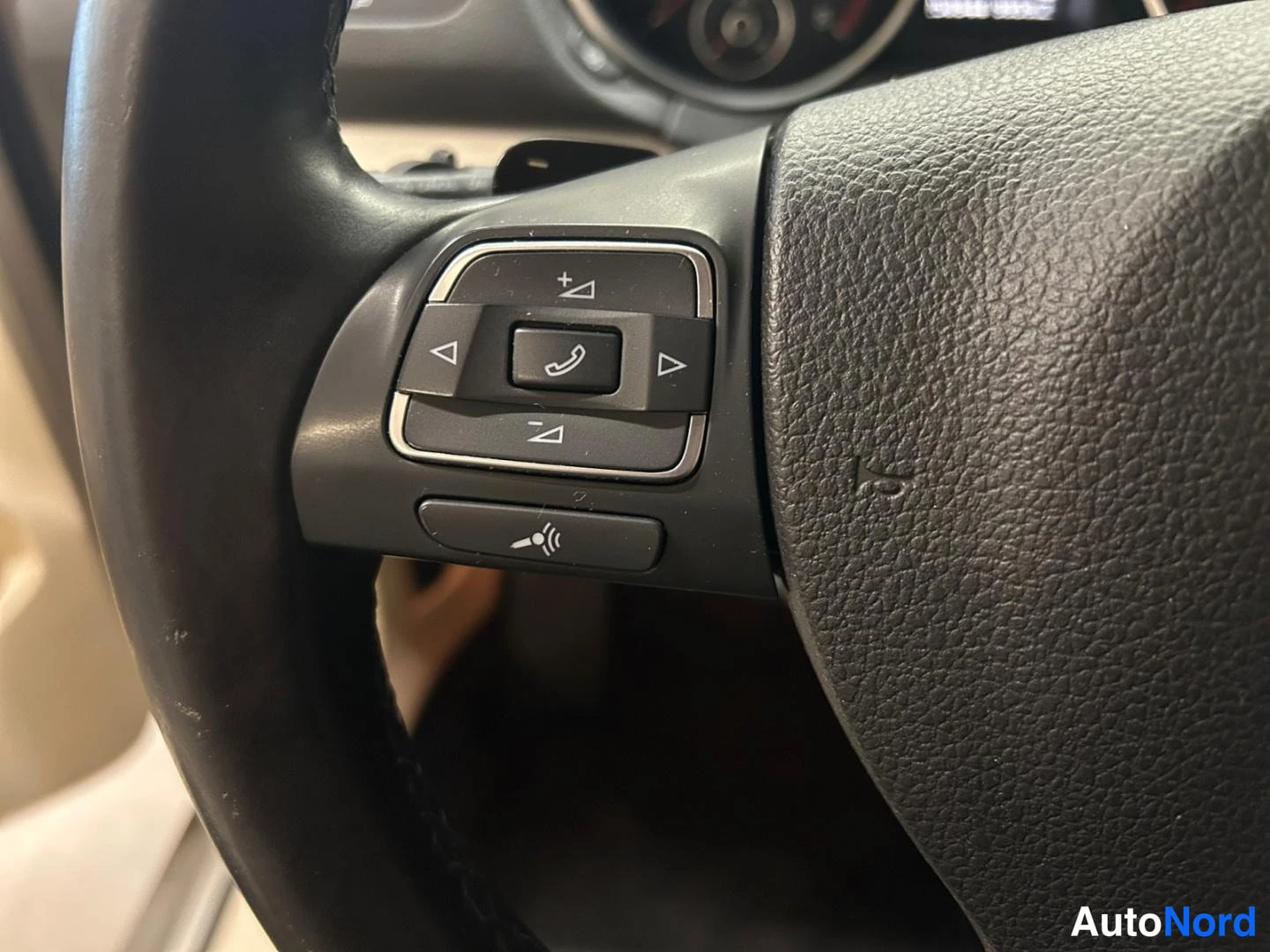Silver Volkswagen Golf 2013, detail, photo 12