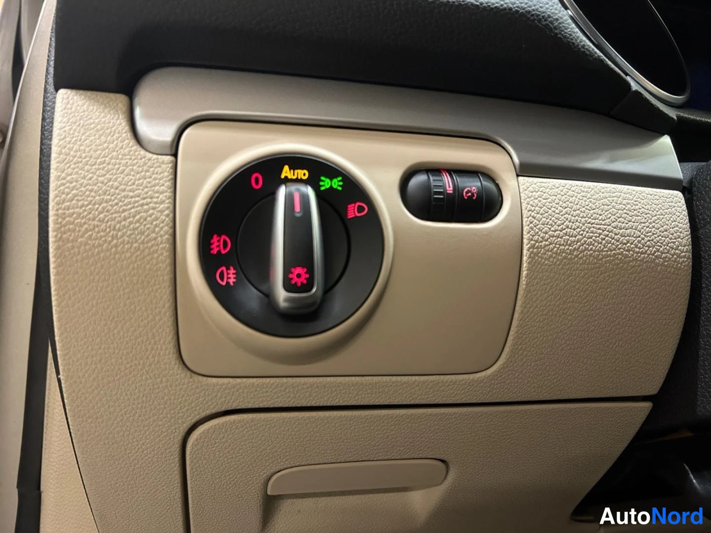 Silver Volkswagen Golf 2013, detail, photo 16