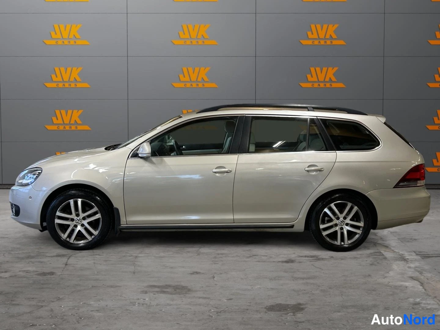 Silver Volkswagen Golf 2013, front three-quarter, nose to the left, photo 3