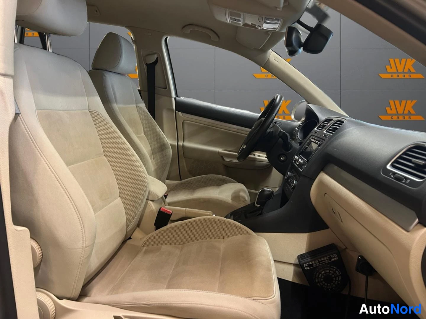 Silver Volkswagen Golf 2013, front seats, photo 10