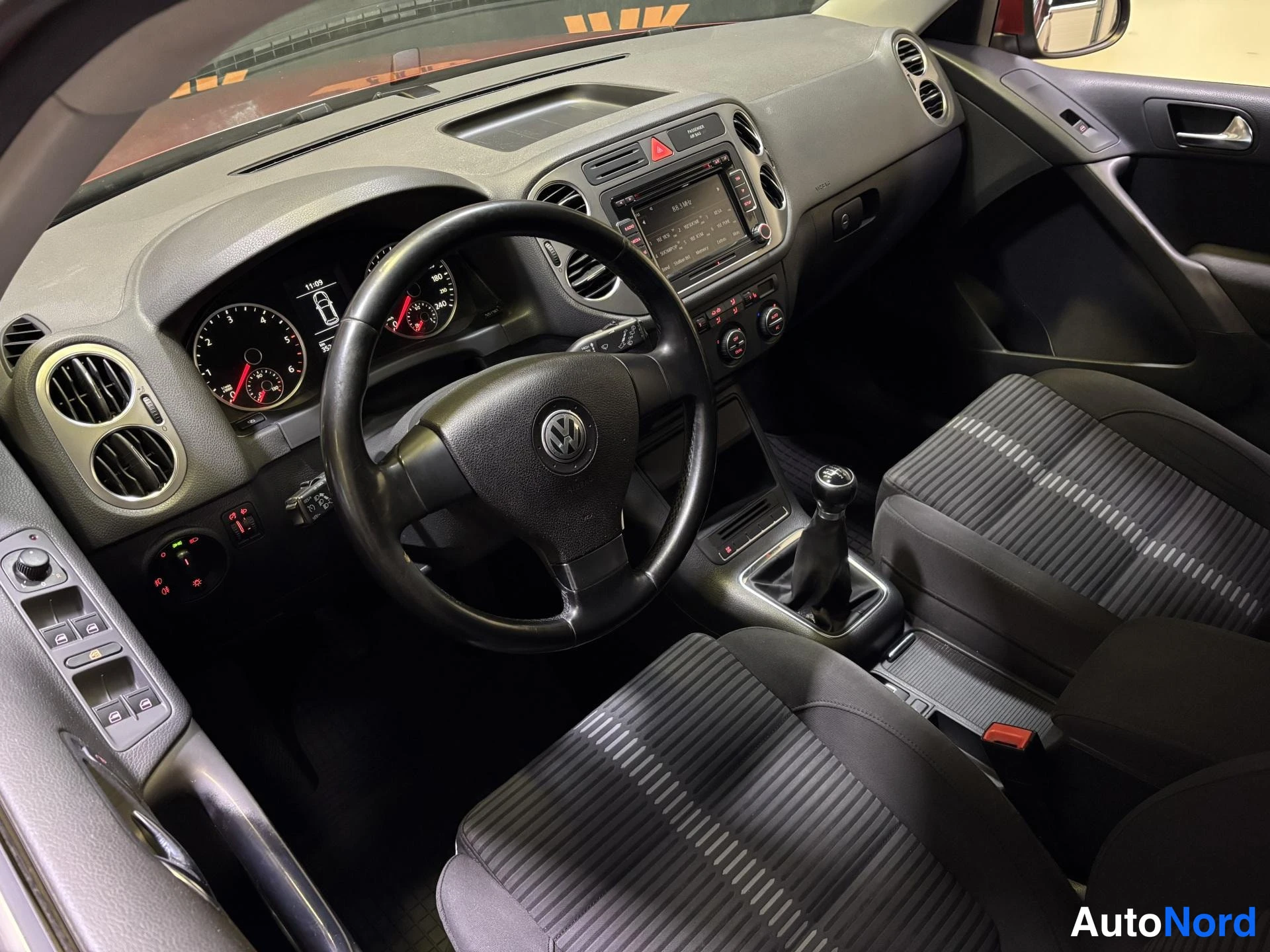 Red Volkswagen Tiguan 2009, cockpit, photo 9