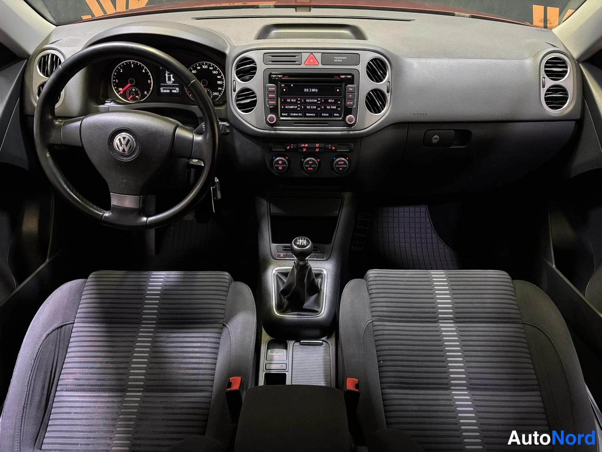 Red Volkswagen Tiguan 2009, cockpit, photo 8