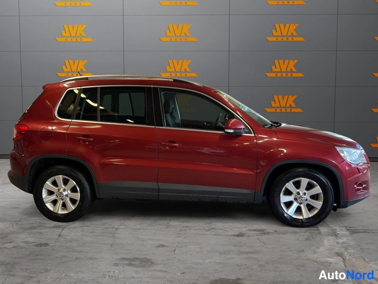 Red Volkswagen Tiguan 2009, front three-quarter, nose to the right, photo 4