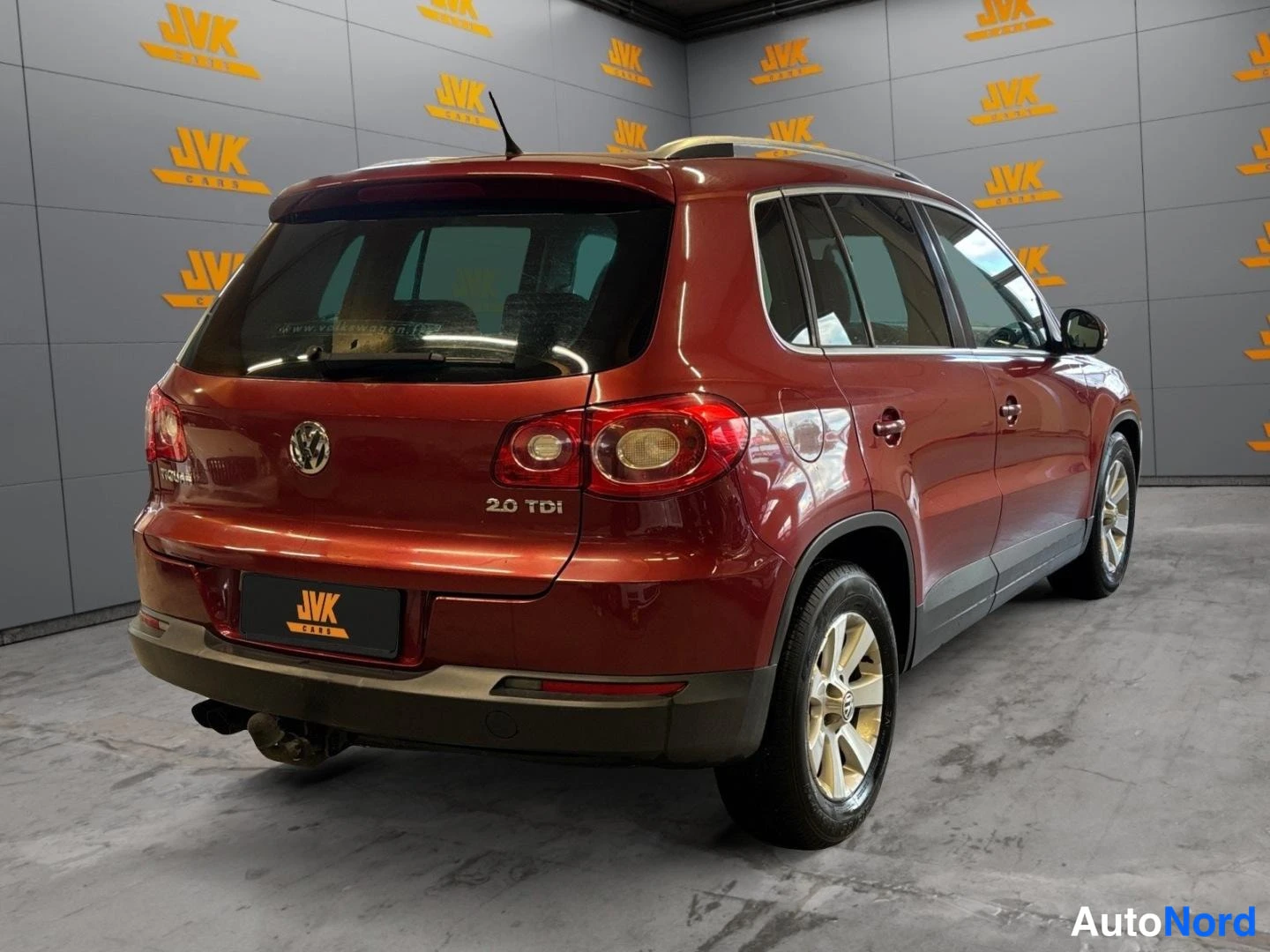 Red Volkswagen Tiguan 2009, rear three-quarter, photo 5
