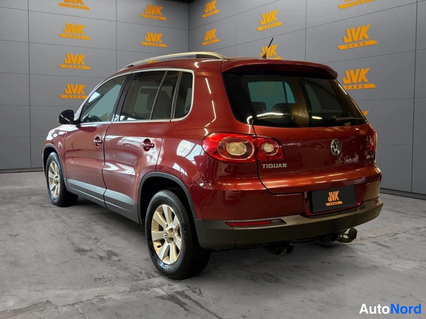 Red Volkswagen Tiguan 2009, rear three-quarter, photo 6
