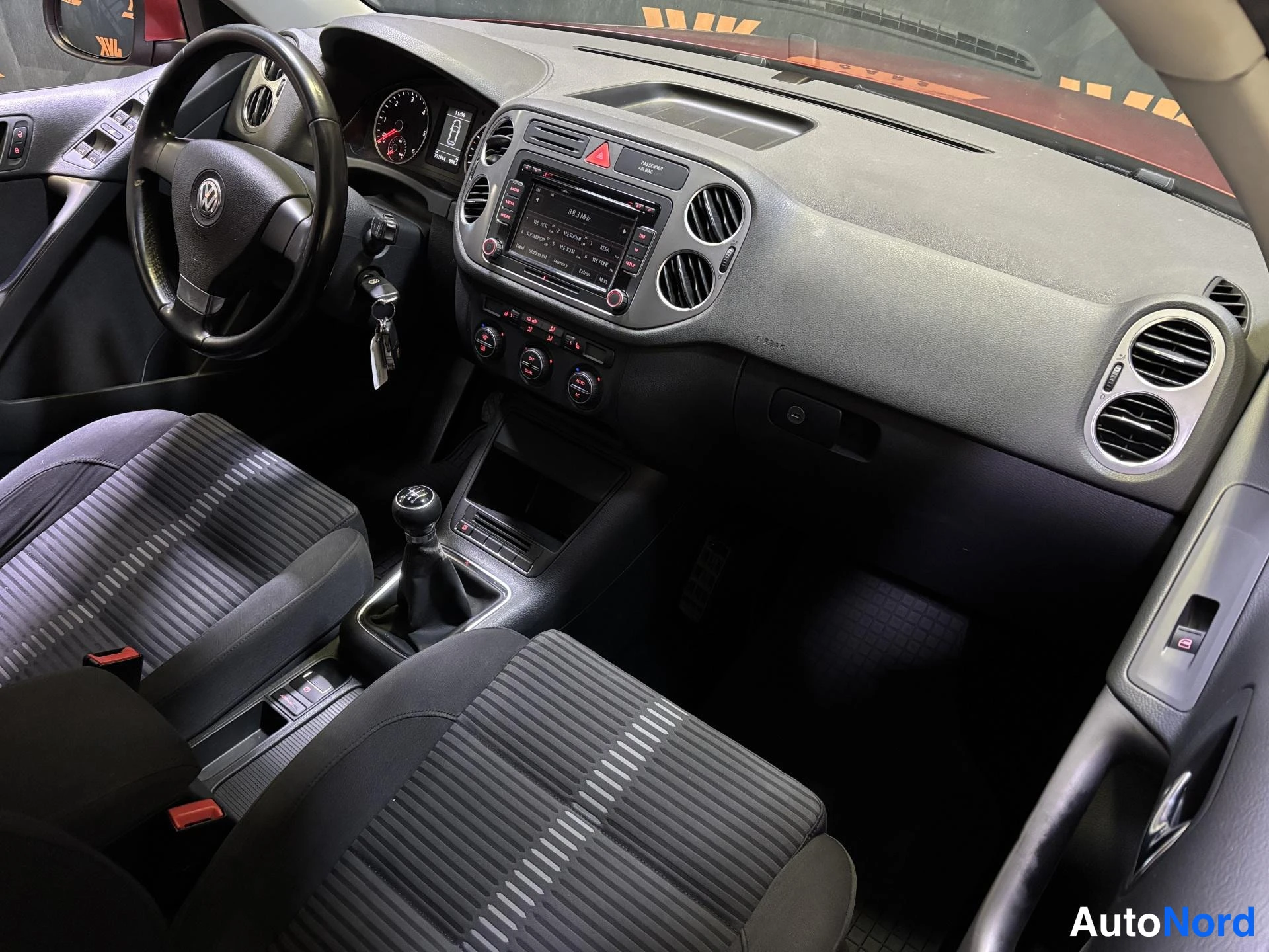 Red Volkswagen Tiguan 2009, cockpit, photo 7