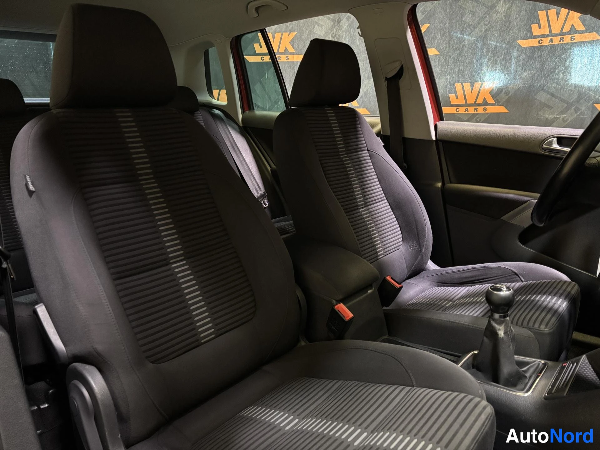 Red Volkswagen Tiguan 2009, front seats, photo 10
